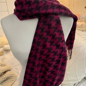Elegant  Cashmere Houndstooth Scarf in Pink and Black